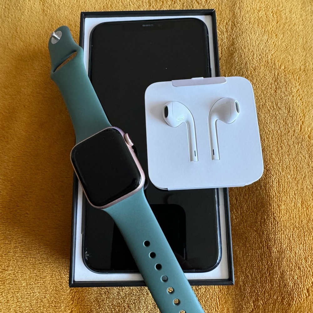 iPhone 11 Pro Max 256GB + apple smart watch 40 mm series 5